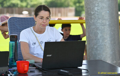 Eine Person arbeitet am Laptop an der Zeitnahme beim Kinderleichtathletik-Sportfest der TG Konz im Saar-Mosel-Stadion in Konz