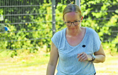 Eine Person mit Brille blickt konzentriert nach unten beim Kinderleichtathletik-Sportfest der TG Konz im Saar-Mosel-Stadion in Konz