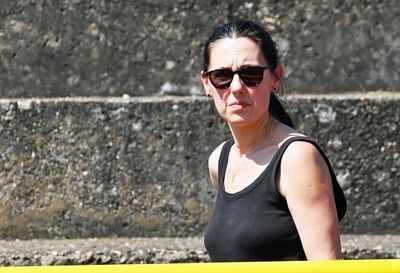 Eine erwachsene Person mit Sonnenbrille beobachtet das Geschehen beim Kinderleichtathletik-Sportfest der TG Konz im Saar-Mosel-Stadion in Konz