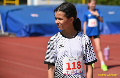 Ein Kind mit der Startnummer 118 steht auf der Laufbahn beim Kinderleichtathletik-Sportfest der TG Konz im Saar-Mosel-Stadion in Konz