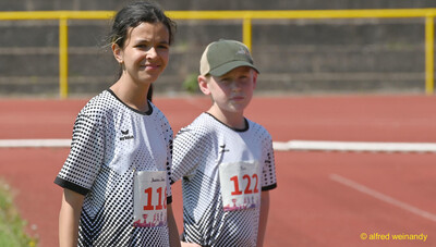 Zwei Kinder stehen nebeneinander auf der Laufbahn beim Kinderleichtathletik-Sportfest der TG Konz im Saar-Mosel-Stadion in Konz