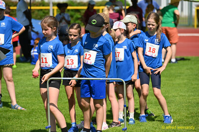 Mehrere Kinder warten in einer Reihe, ein Kind hält einen roten Schlagball beim Kinderleichtathletik-Sportfest der TG Konz im Saar-Mosel-Stadion in Konz