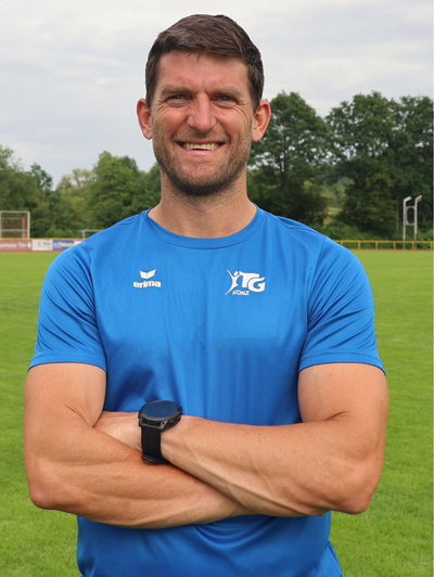 Trainer und Übungsleiter mit C-Lizenz der Leichtathletik-Abteilung, Manuel Niebling, gut gelaunt im Saar-Mosel-Stadion in Konz beim abteilungsinternen Training.